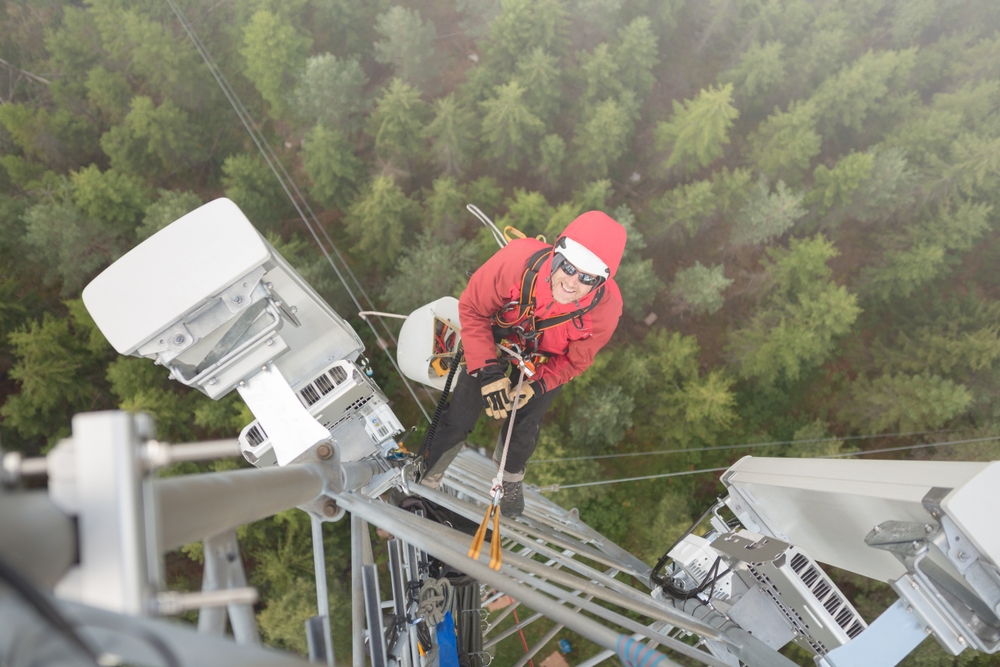 Hombre vestido de rojo subiendo torre