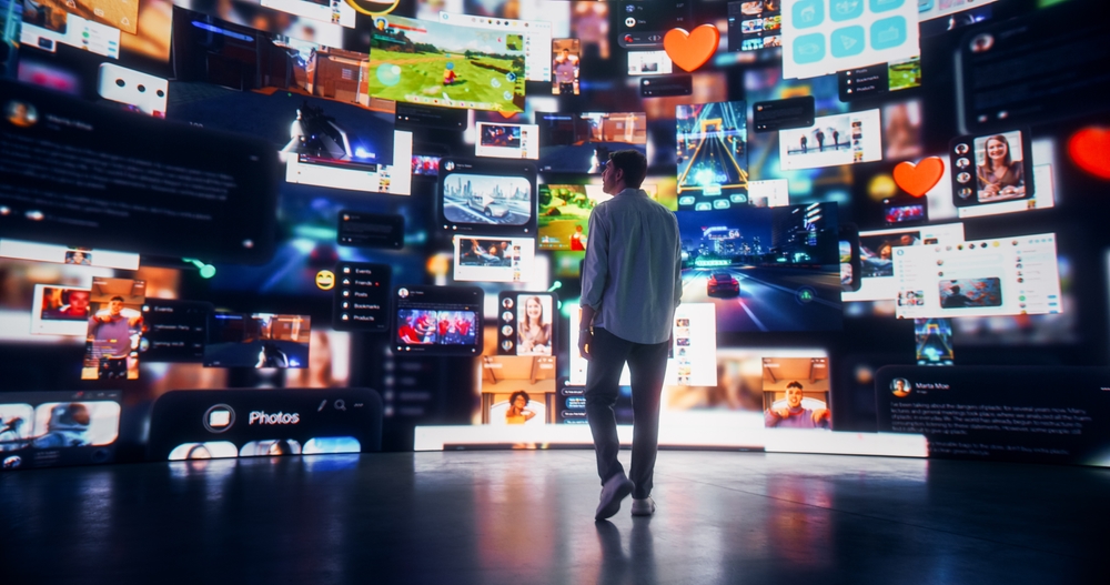 Hombre mirando imagenes digitales